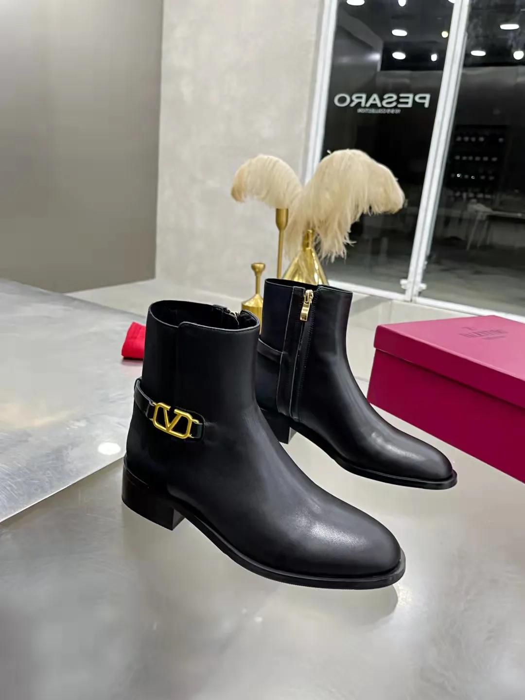 👟👟Ex-factory price 500👟👟 🆕Valentino. Valentino big v-buckle autumn and winter fashion women's boots: comfortable and versatile on the upper feet, showing long legs, fabric: imported first-layer cowhide ⚡The most popular V-buckle ⚡all genuine leather on the inner pads, non-slip and wear-resistant rubber outsole Size: 35−40 (customized size 41)